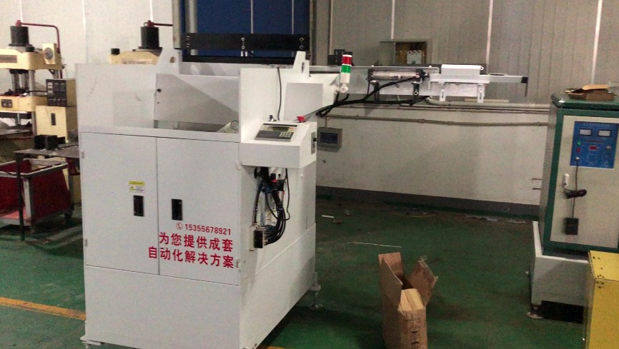 鴻博森機械有限公司中頻爐自動送料機